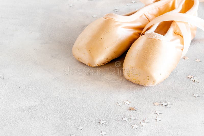 Pastellbeige Ballettschuhe oder Hausschuhe mit Band lizenzfreies stockfoto