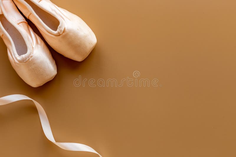 Pastellbeige Ballettschuhe oder Hausschuhe mit Band lizenzfreie stockfotos