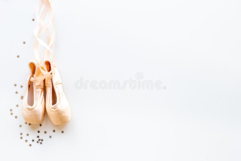 Pastellbeige Ballettschuhe oder Hausschuhe mit Band lizenzfreies stockbild