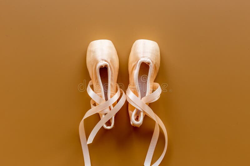 Pastellbeige Ballettschuhe oder Hausschuhe mit Band stockfoto