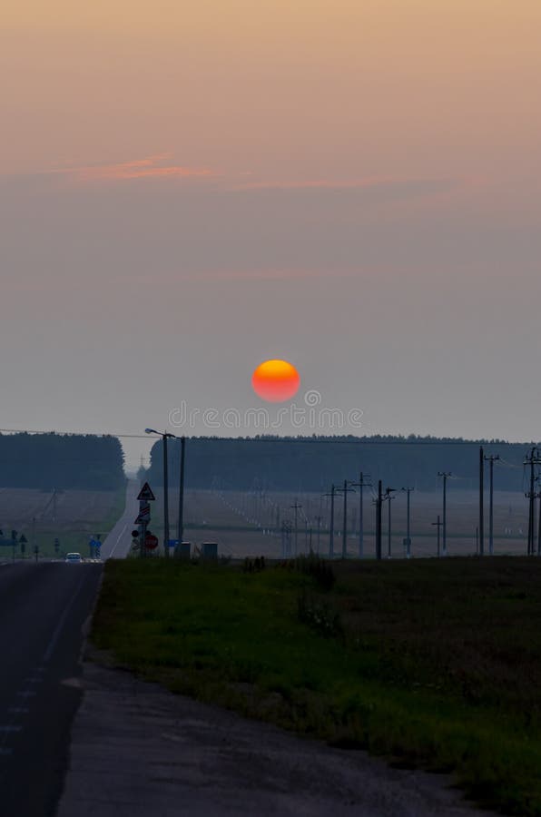 Pastellfarbener Himmel mit großer Sonne lizenzfreie stockbilder Pastellfarbener Himmel mit großer Sonne lizenzfreie stockbilder