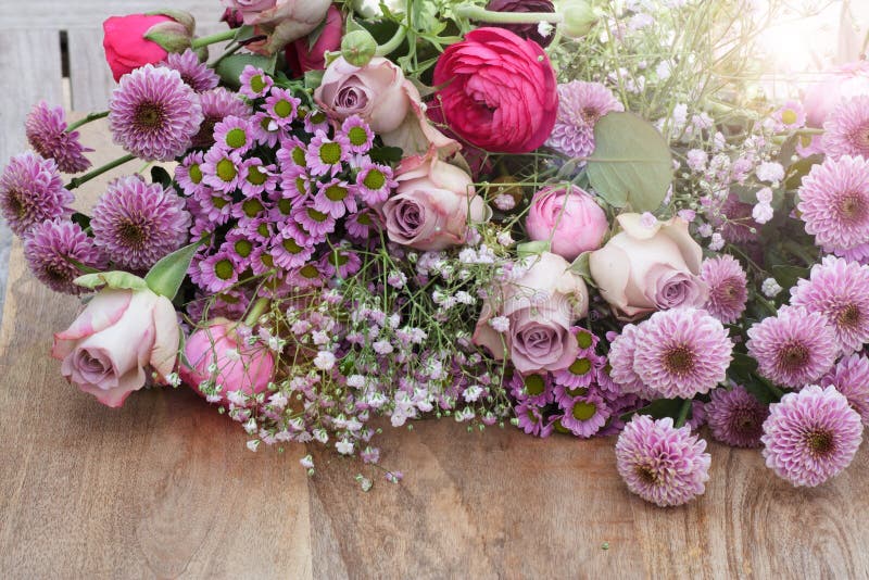 Pastell-Rose Vor Einem Blumenstrauß Von Blumen Stockbild - Bild von
