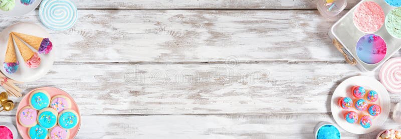 Pastelzomerse zweet dubbele grens over een rustige witte - houtbannerachtergrond