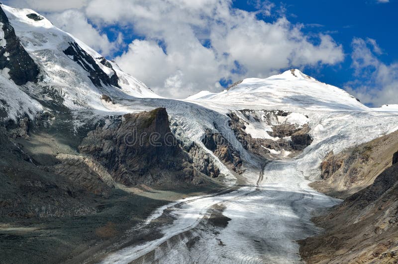  , el mas grande glaciar, descansa sobre el pierna (3798 altura) 