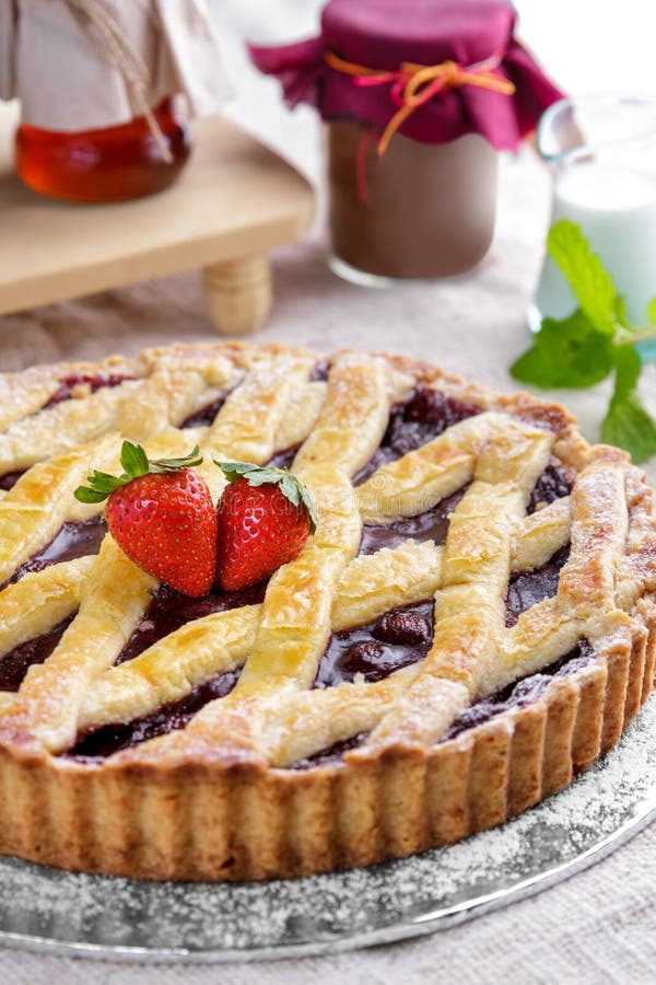 Pasticceria casalinga del dolce del dolce della torta della fragola immagine stock libera da diritti Pasticceria casalinga del dolce del dolce della torta della fragola immagine stock libera da diritti