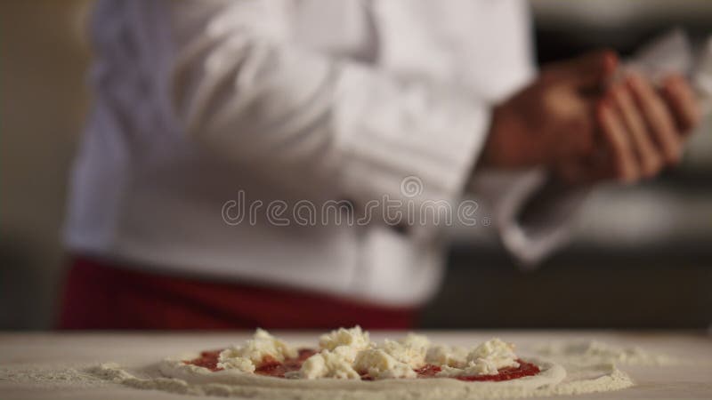 Pasticceria che prepara pizza pepperoni in cucina ristorante. concetto di cucina.