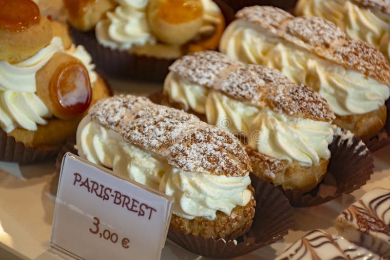 Pasticcerie dolci di Parigi-Brest fresche in panetteria francese tradizionale in un piccolo villaggio della Provenza fotografia stock libera da diritti