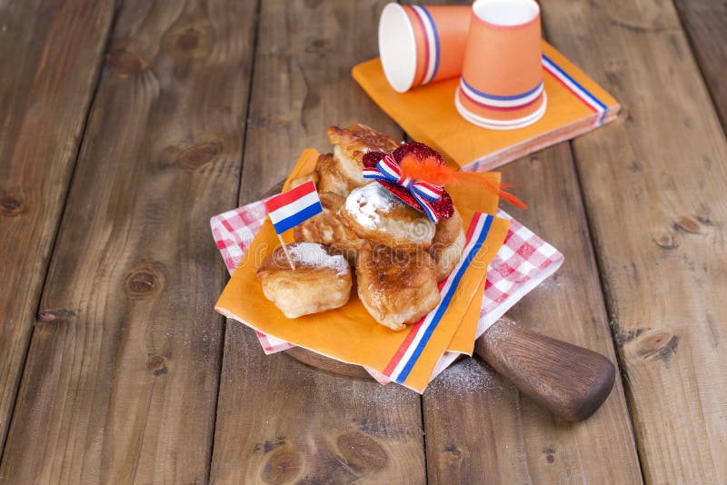 Pasticcerie dolci olandesi tradizionali Giorno di festa del re decorazione Cose arancio per la festa Bandierina dei Paesi Bassi immagini stock libere da diritti Pasticcerie dolci olandesi tradizionali Giorno di festa del re decorazione Cose arancio per la festa Bandierina dei Paesi Bassi immagini stock libere da diritti