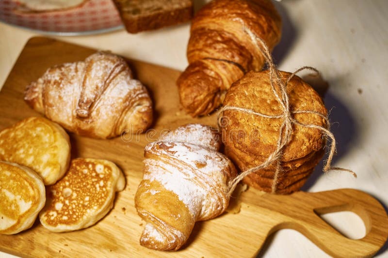 Pasticcerie fresche per i biscotti di farina d'avena della prima colazione, legate con la corda della iuta e pancake Retro stile rustico
