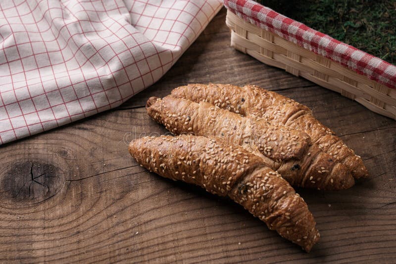 Pasticcini di grani interi di croissant appena cotti royalty illustrazione gratis