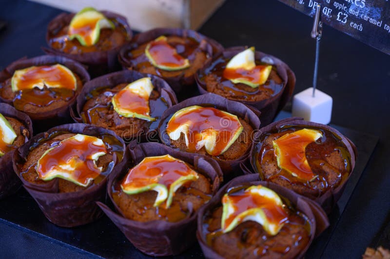 Pasticcini di marrone fresco con mele caramellate e sciroppo di zucchero marrone fotografia stock libera da diritti