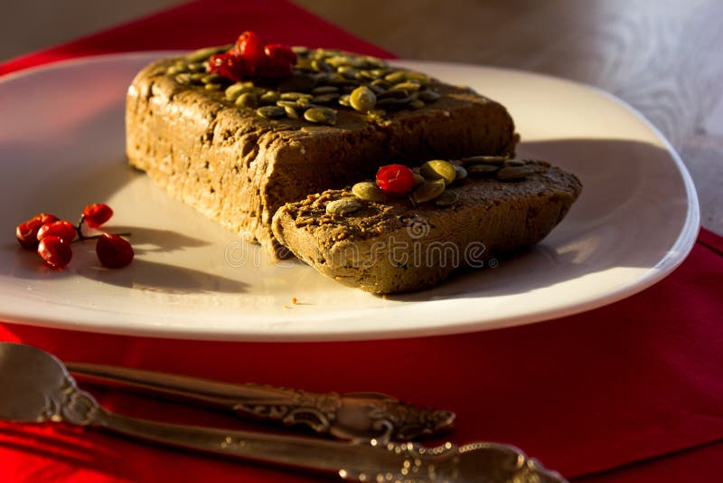 Pasticcio di fegato sulle bacche rosse di una tovaglia I rosso immagine stock Pasticcio di fegato sulle bacche rosse di una tovaglia I rosso immagine stock