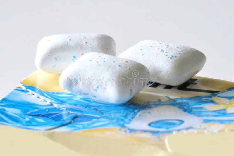 Pastilha elástica da hortelã com baunilha em um fundo branco fotografia de stock Pastilha elástica da hortelã com baunilha em um fundo branco fotografia de stock