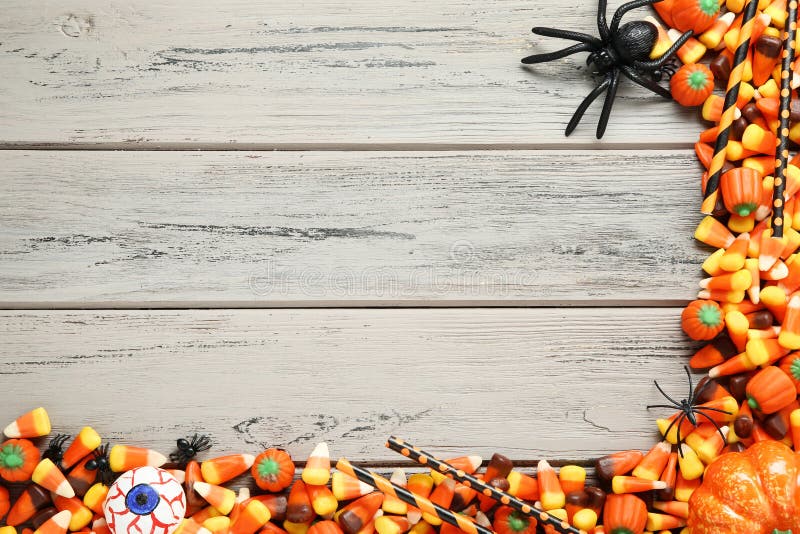 Pastillas de caramelo y calabazas de Halloween imagen de archivo libre de regalías Pastillas de caramelo y calabazas de Halloween imagen de archivo libre de regalías