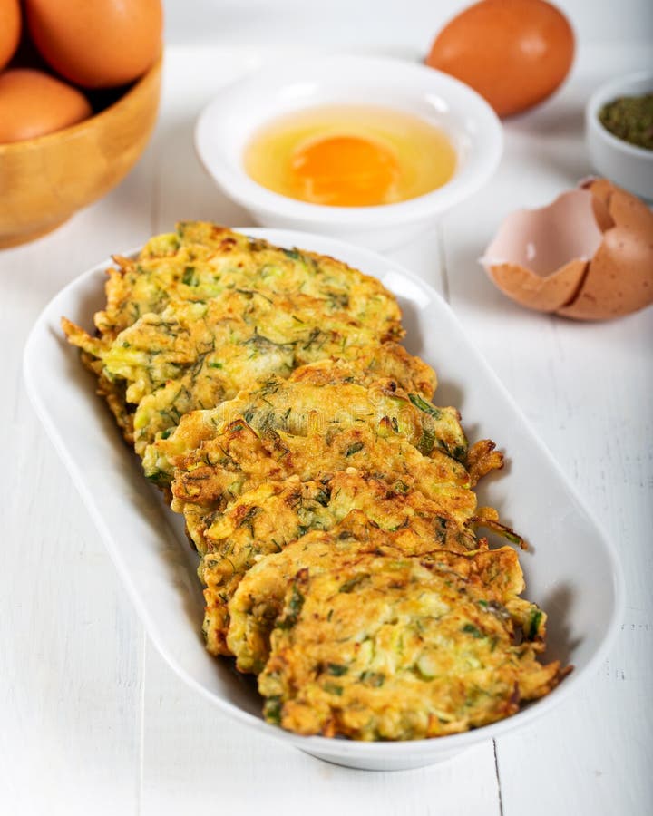 Pasto turco/greco tradizionale casalingo; Mucver dello zucchini immagine stock Pasto turco/greco tradizionale casalingo; Mucver dello zucchini immagine stock