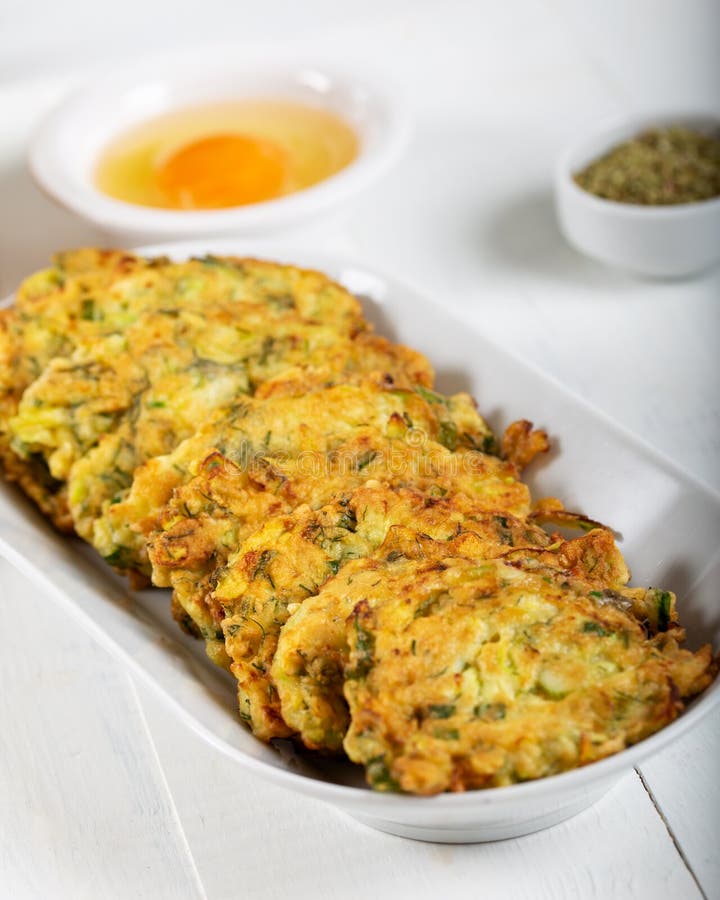 Pasto turco/greco tradizionale casalingo; Mucver dello zucchini immagini stock libere da diritti Pasto turco/greco tradizionale casalingo; Mucver dello zucchini immagini stock libere da diritti