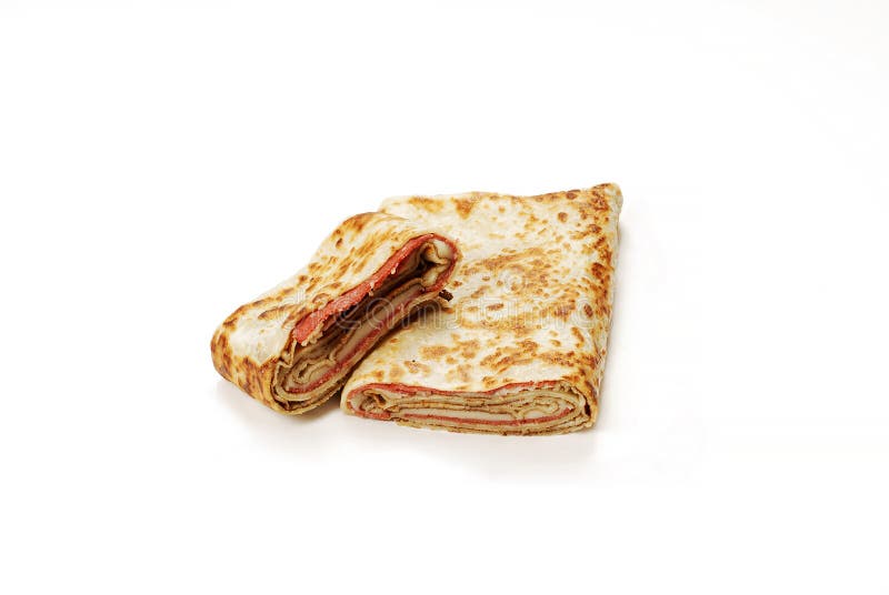 Pasto turco tradizionale Gozleme con salame e formaggio immagine stock Pasto turco tradizionale Gozleme con salame e formaggio immagine stock