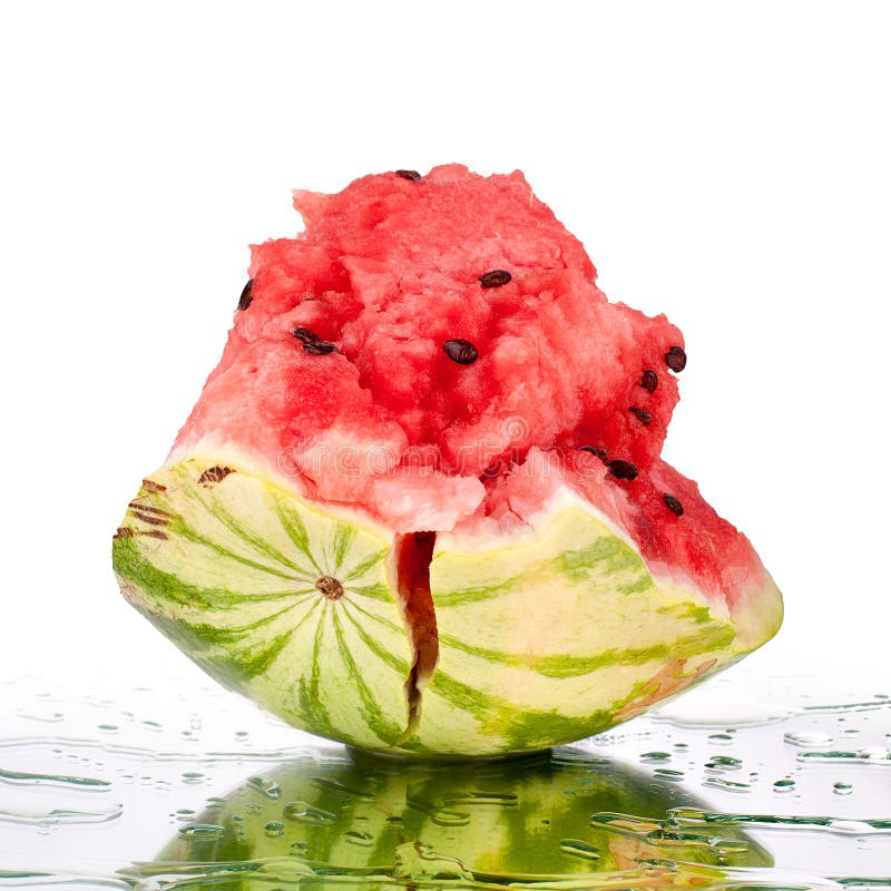 Pastèque grands morceaux avec des fissures et baisses de l'eau sur le fond blanc de miroir avec la fin d'isolement par réflexion images stock Pastèque grands morceaux avec des fissures et baisses de l'eau sur le fond blanc de miroir avec la fin d'isolement par réflexion images stock
