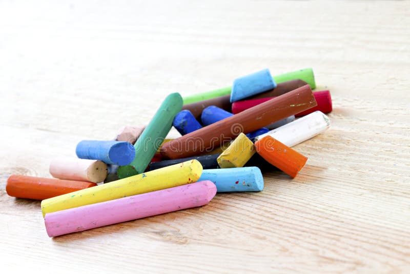 Pastéis das cores pastel do óleo coloridos na tabela de madeira foto de stock Pastéis das cores pastel do óleo coloridos na tabela de madeira foto de stock