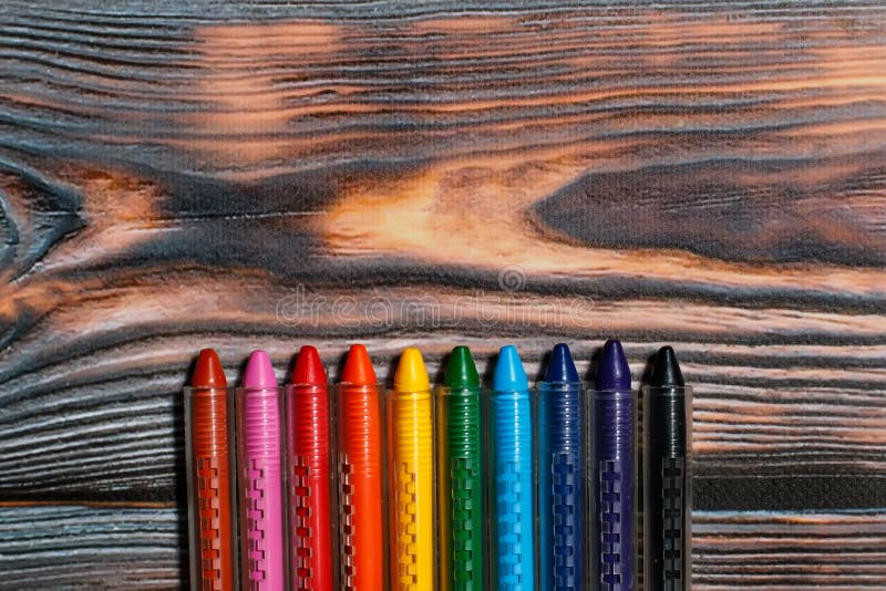 Pastéis de cera de cores diferentes em um fundo de madeira rústico fotografia de stock Pastéis de cera de cores diferentes em um fundo de madeira rústico fotografia de stock
