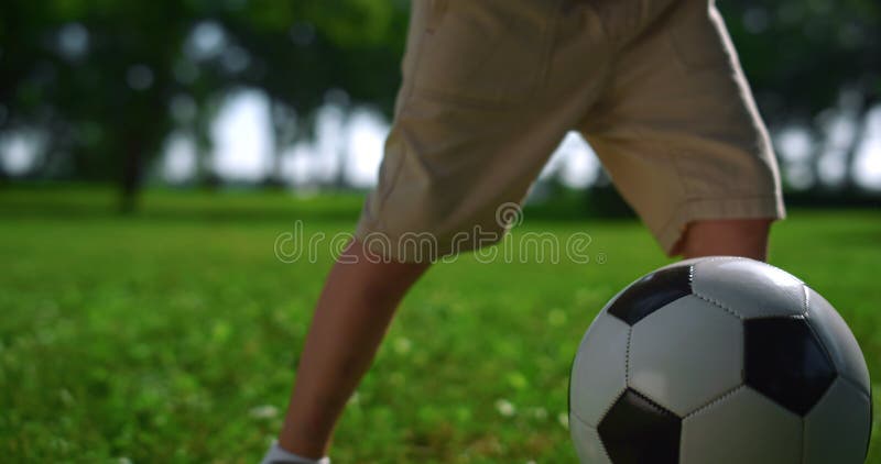 Jogador De Futebol Que Corre O Fundo Da Bola. Imagem Baixa Do Ângulo Da  Bola De Pontapé Do Menino Do Futebol No Campo De Treinamento Da Grama Foto  Royalty Free, Gravuras, Imagens