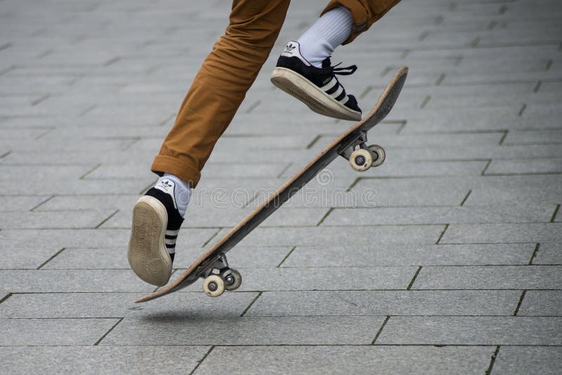 Patas De Patinaje Con Zapatillas Negras De Adidas Saltando Con Patinaje En La Calle editorial - Imagen de exterior, activo: 171052865