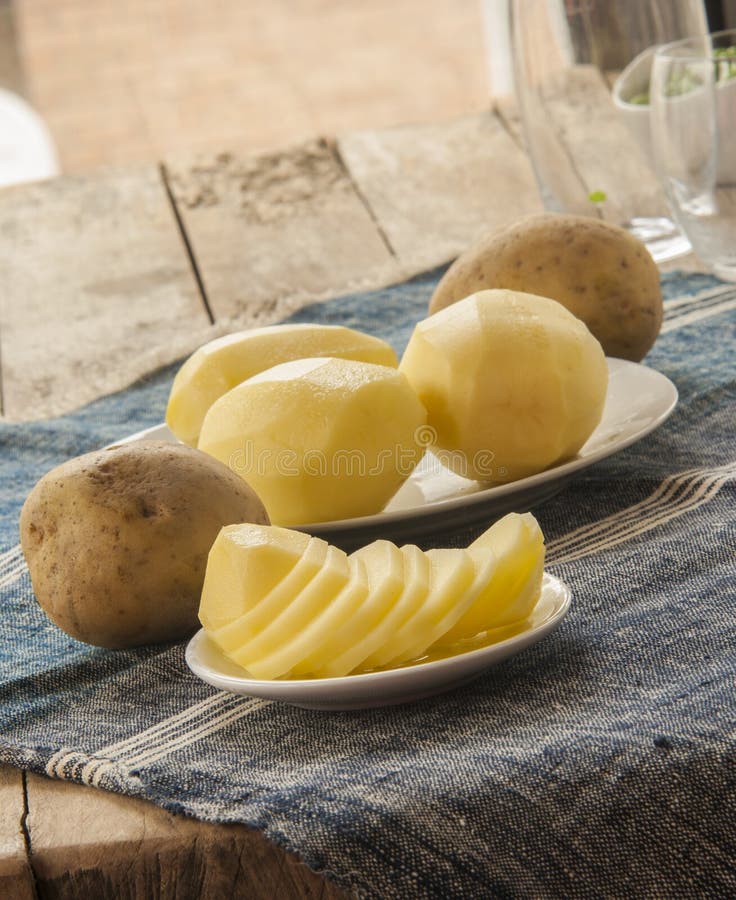 Download Patata Cruda Affettata Sul Tavolo Da Cucina Fotografia Stock - Immagine di nutrizione, fresco: 56878348