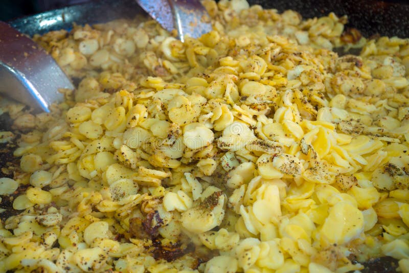 Patatas asadas con ajo y tomillo en el sartén grande, comida de la calle imágenes de archivo libres de regalías Patatas asadas con ajo y tomillo en el sartén grande, comida de la calle imágenes de archivo libres de regalías