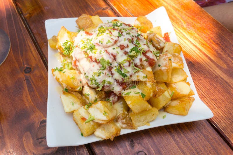 Patatas bravas grul przekąski tradycyjni Hiszpańscy tapas zdjęcie stock Patatas bravas grul przekąski tradycyjni Hiszpańscy tapas zdjęcie stock
