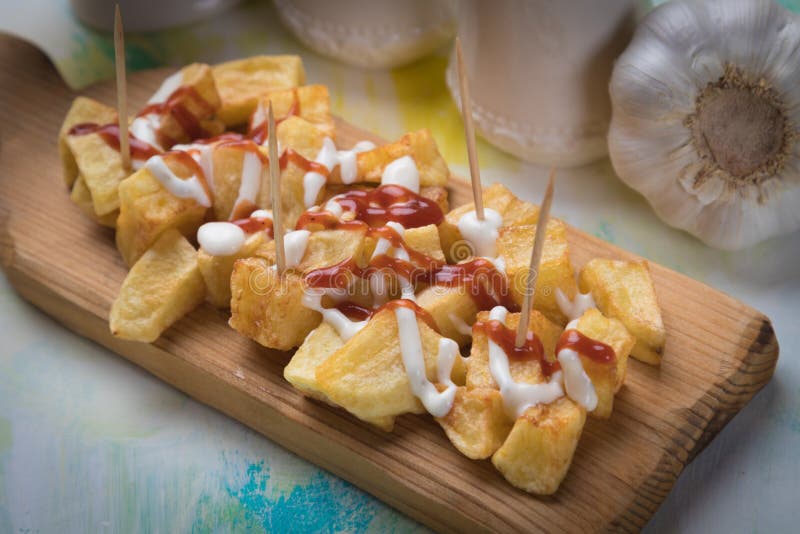 Patatas Bravas, Spanisch Gebratene Kartoffel Stockfoto - Bild von ...