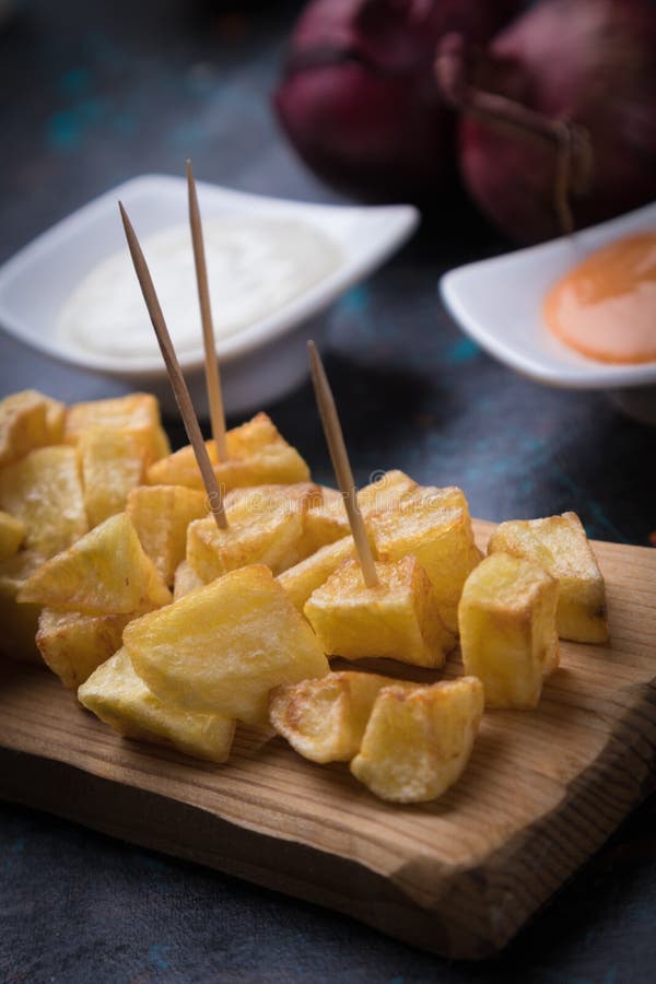 Patatas-bravas, Spanische Gebratene Kartoffel Stockfoto - Bild von ...