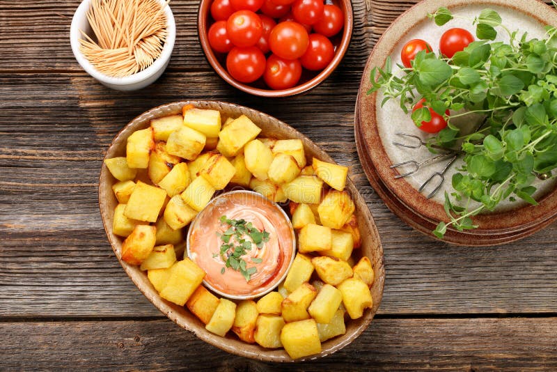 Patatas-bravas Traditionelle Spanische Kartoffel-Snack Tapas Stockbild ...