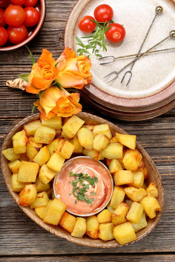 Patatas-bravas Traditionelle Spanische Kartoffel-Snack Tapas Stockfoto ...