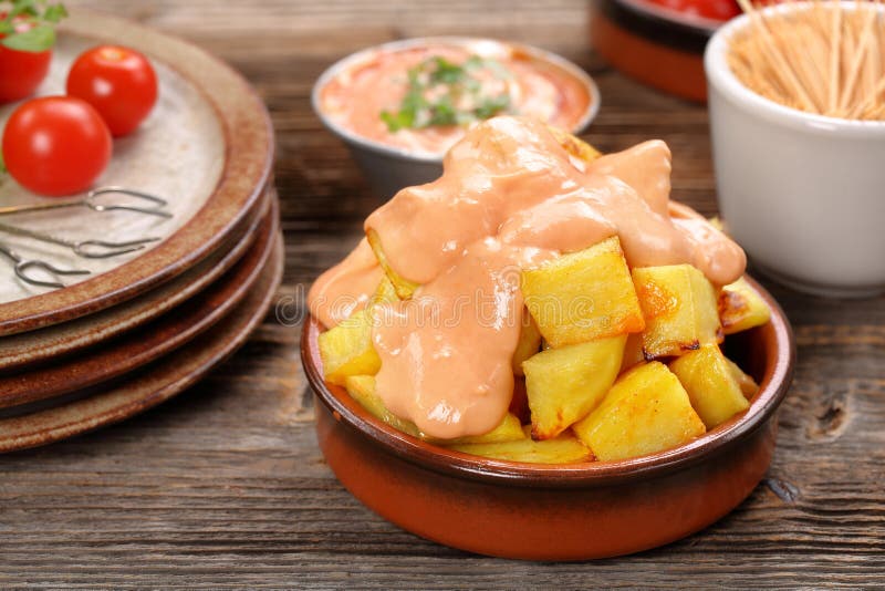 Patatas-bravas Traditionelle Spanische Kartoffel-Snack Tapas Stockbild ...