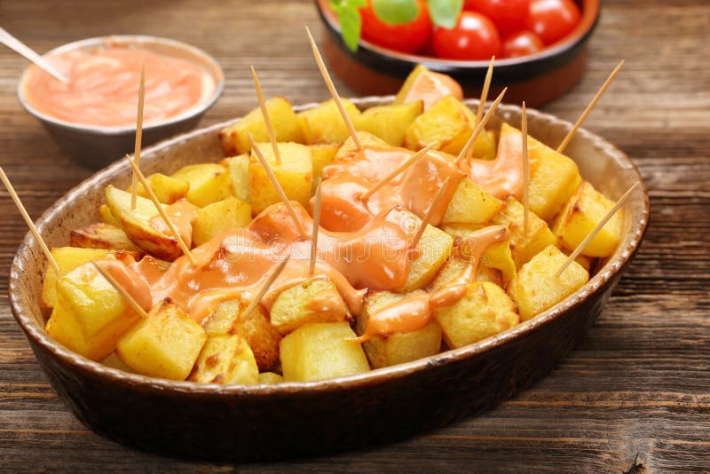 Patatas-bravas Traditionelle Spanische Kartoffel-Snack Tapas Stockfoto ...