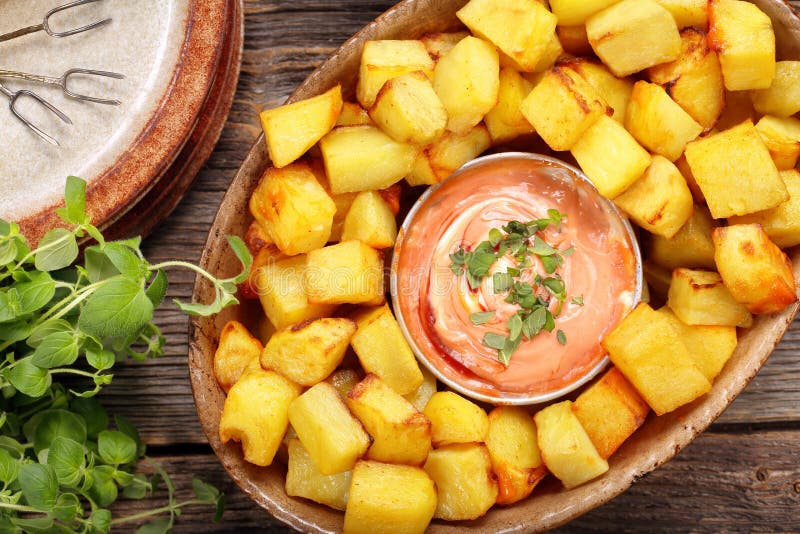 Patatas-bravas Traditionelle Spanische Kartoffel-Snack Tapas Stockbild ...