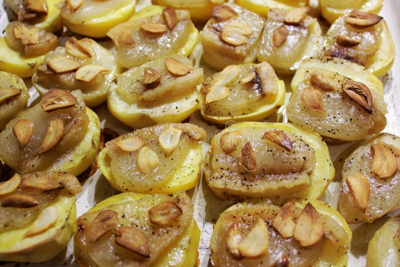 Patatas cocidas con ajo y tocino imagenes de archivo Patatas cocidas con ajo y tocino imagenes de archivo