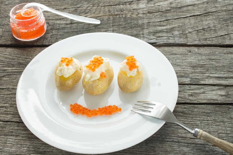 Patatas, con fraiche de la nata y el caviar de los salmones foto de archivo libre de regalías Patatas, con fraiche de la nata y el caviar de los salmones foto de archivo libre de regalías