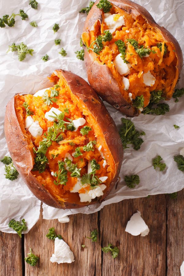 Patatas dulces cocidas deliciosas rellenas con el queso feta y los pares fotos de archivo Patatas dulces cocidas deliciosas rellenas con el queso feta y los pares fotos de archivo