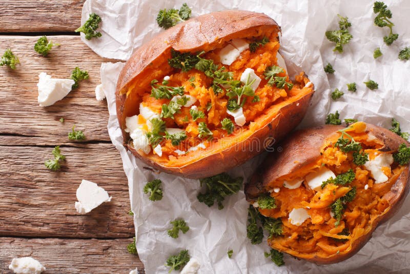 Patatas dulces cocidas deliciosas rellenas con el queso feta y los pares foto de archivo libre de regalías Patatas dulces cocidas deliciosas rellenas con el queso feta y los pares foto de archivo libre de regalías