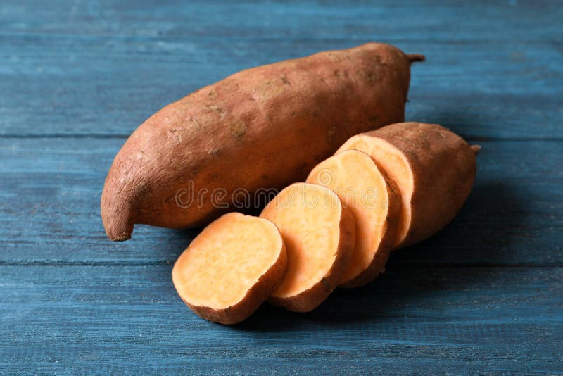 Patatas dulces en fondo fotos de archivo libres de regalías Patatas dulces en fondo fotos de archivo libres de regalías