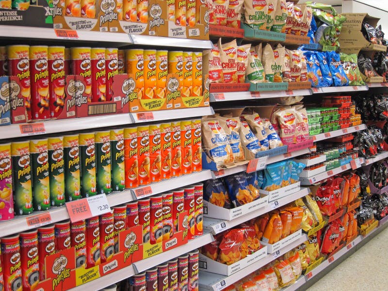 Patatas fritas o patatas a la inglesa en un estante de una tienda. foto de archivo Patatas fritas o patatas a la inglesa en un estante de una tienda. foto de archivo