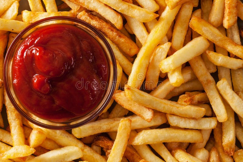 Patatas fritas y salsa de tomate deliciosas - visión superior foto de archivo Patatas fritas y salsa de tomate deliciosas - visión superior foto de archivo