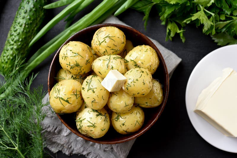 Patatas hervidas con eneldo y mantequilla imagen de archivo libre de regalías Patatas hervidas con eneldo y mantequilla imagen de archivo libre de regalías