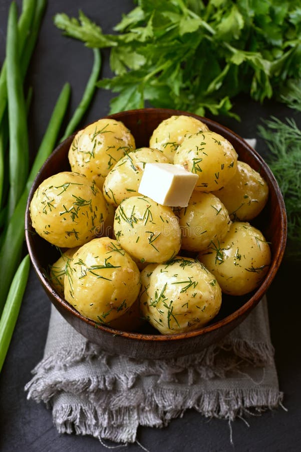 Patatas hervidas sabrosas con eneldo y mantequilla fotografía de archivo Patatas hervidas sabrosas con eneldo y mantequilla fotografía de archivo