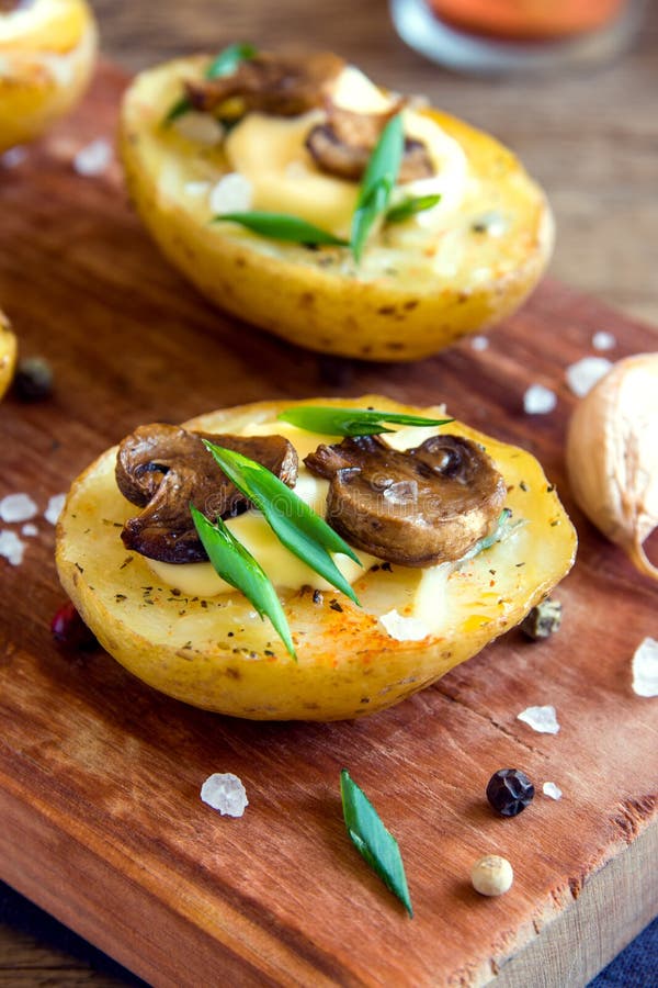Patate al forno con il fungo fotografia stock libera da diritti Patate al forno con il fungo fotografia stock libera da diritti