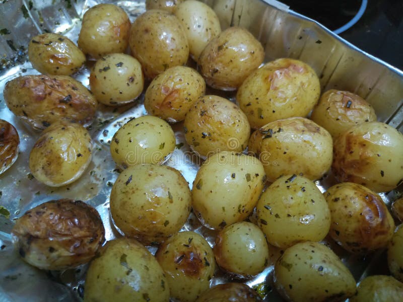 Patate al forno cucinate fresche e calde del bambino fotografie stock libere da diritti Patate al forno cucinate fresche e calde del bambino fotografie stock libere da diritti