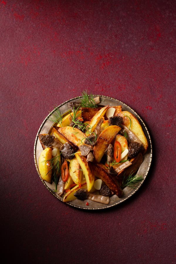Patate con funghi di morel conditi con peperoncino aglio e verdure fotografie stock libere da diritti