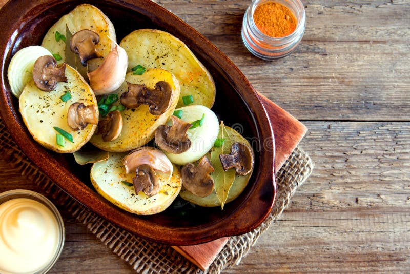 Patate cotte con i funghi immagine stock Patate cotte con i funghi immagine stock