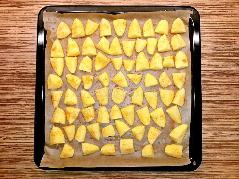 Patate crude su carta bollente in vassoio bollente fotografia stock libera da diritti Patate crude su carta bollente in vassoio bollente fotografia stock libera da diritti